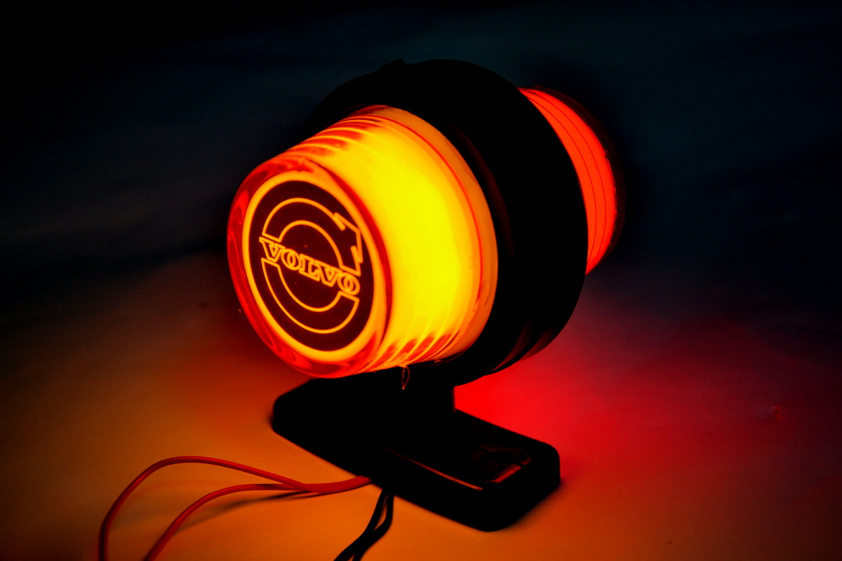Неонова габаритна лампа – червена/жълта, къс тип „рог“, подходящ за Volvo лого, 12/24V, 110 x 90 mm, гумена основа 720 mm