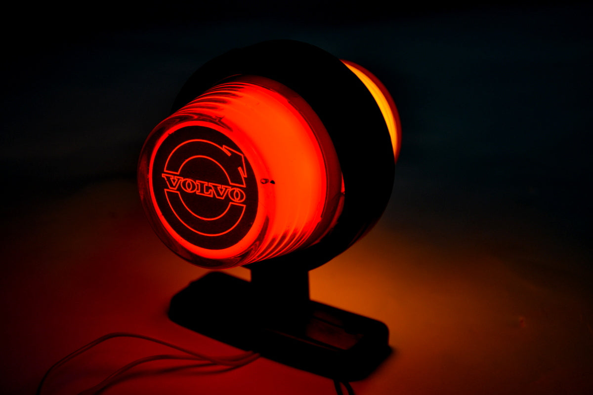 Неонова габаритна лампа – червена/жълта, къс тип „рог“, подходящ за Volvo лого, 12/24V, 110 x 90 mm, гумена основа 720 mm