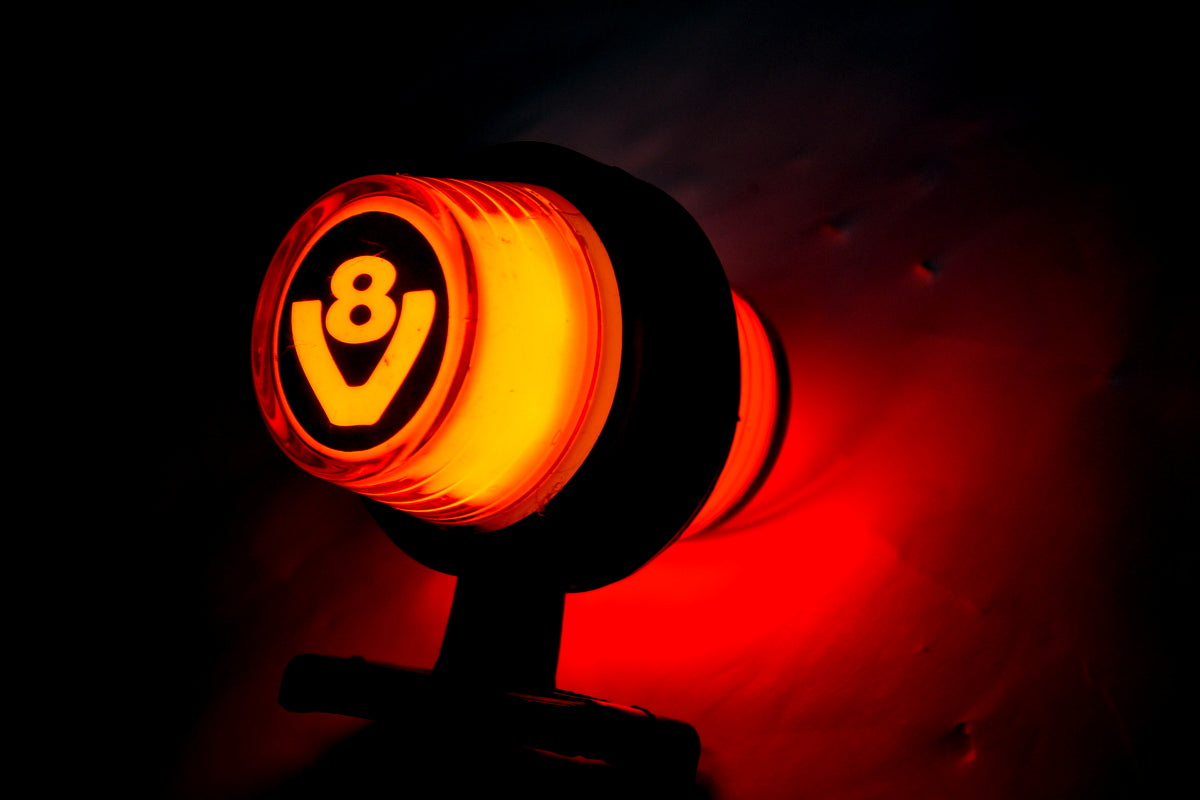 Paire de feux de gabarit néon, logo V8 rouge/jaune, 12/24 V, 110 x 90 mm