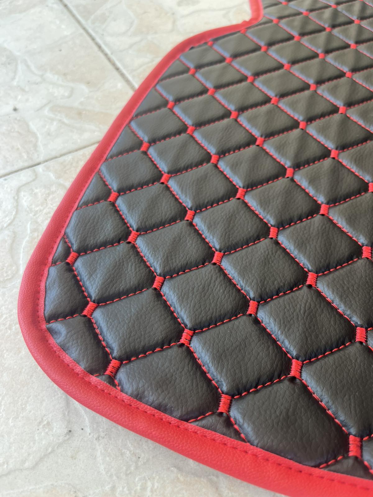 Черни подови стелки от изкуствена кожа (еко кожа) – подходящ за тунела на Renault Gama T, червен шев, гладка и ромбоидна шарка