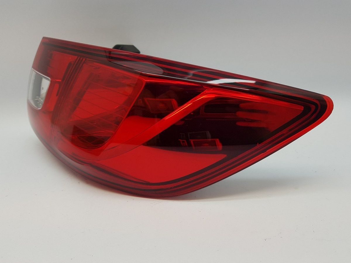 Rechtes Rücklicht geeignet für Renault Clio IV – 2012–2020, karosseriemontiert, ohne Lampenträger