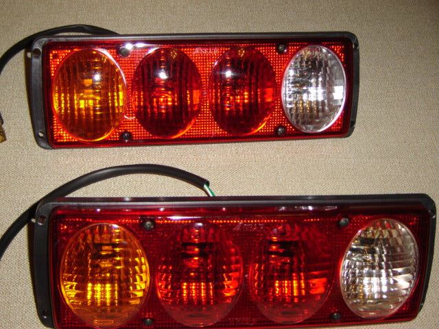 Oval Rear Truck Tail Light – 4 Functions, 310 × 105 × 75 mm, 150 mm Bolt Spacing