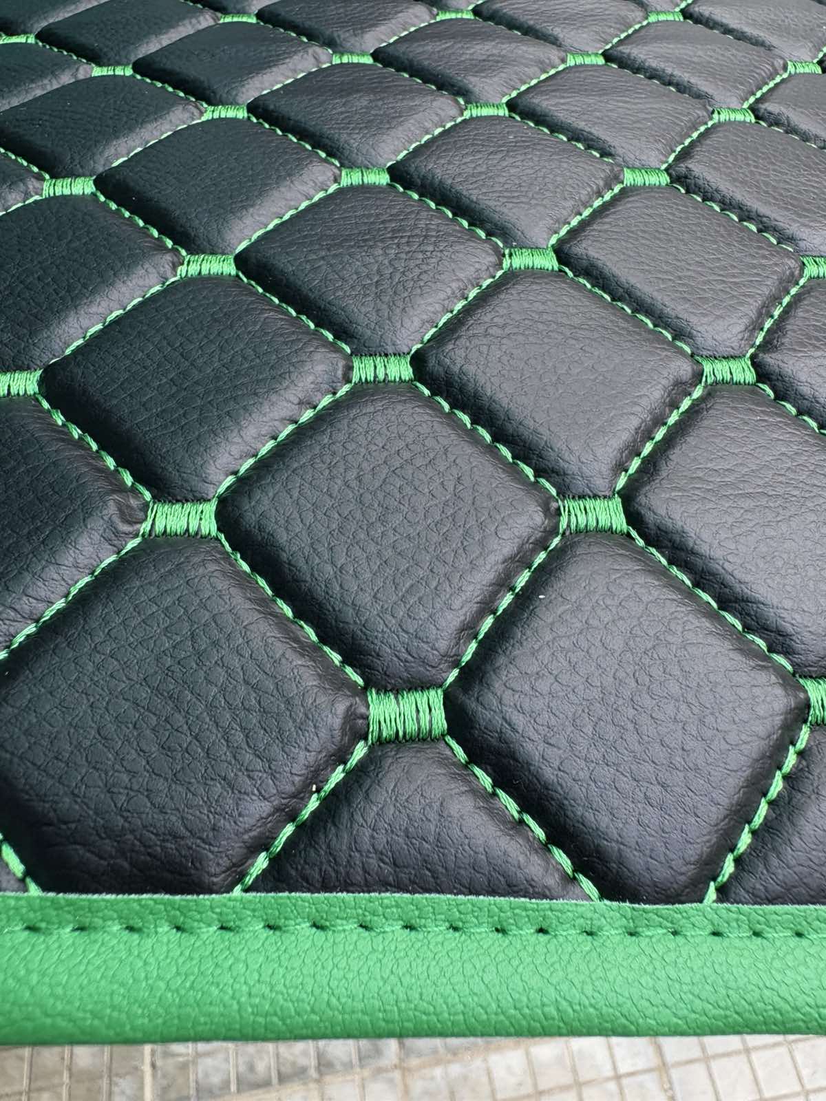 Schwarzer Fußmattensatz aus Kunstleder (Eco-Leder) – grüne Ziernähte, grüner Rand, rutschhemmend, geeignet für Volvo FH 2013+