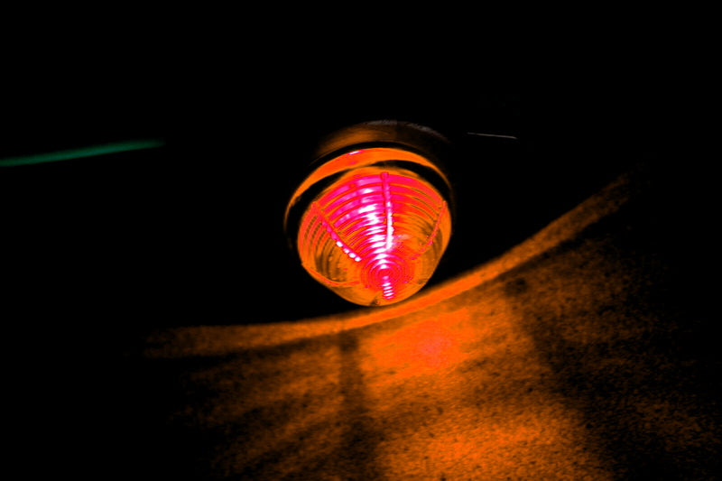 Petit feu de gabarit latéral rond à LED, lentille jaune, base noire, diamètre 43 mm