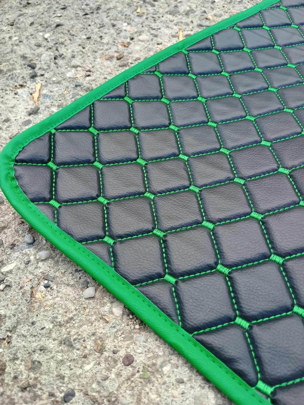 Schwarzer Fußmattensatz aus Kunstleder (Eco-Leder) – grüne Ziernähte, grüner Rand, rutschhemmend, geeignet für Volvo FH 2013+