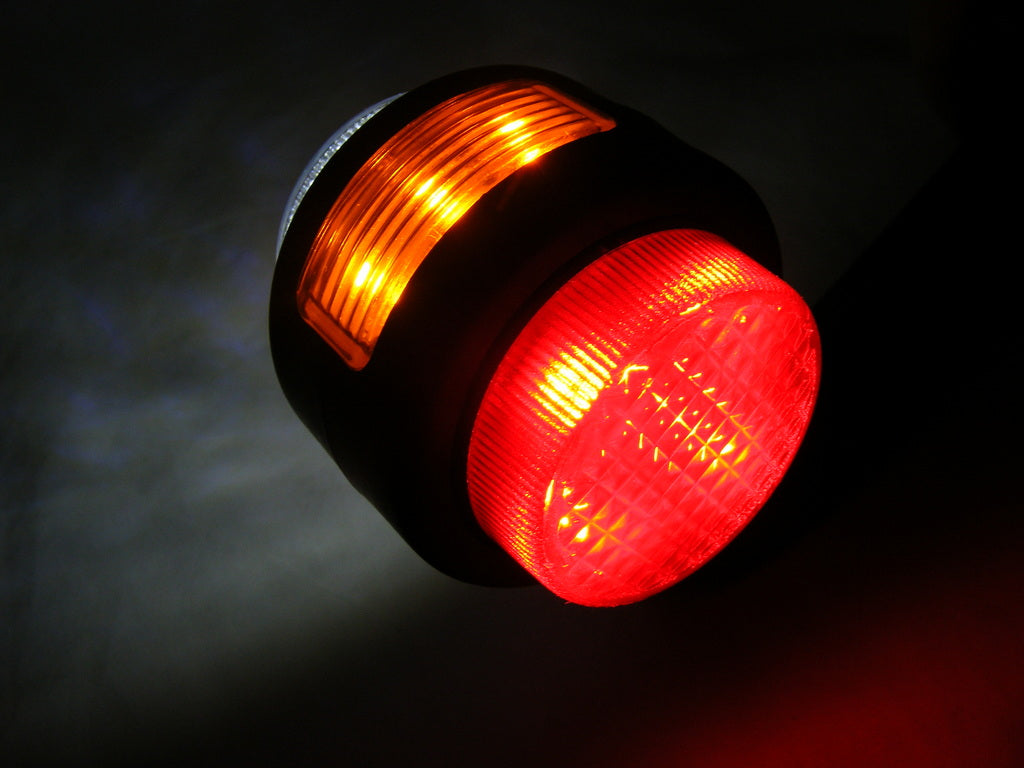 Dreifach gebogenes LED-Markierungslicht – 140 x 140 x 65 mm, 65 mm Befestigungsabstand