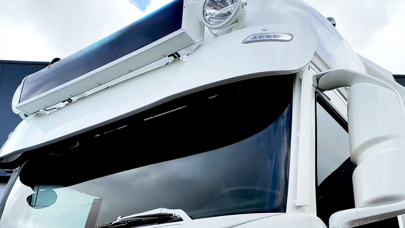 Πλαστική προσωπίδα ηλίου – κατάλληλο για Iveco S-Way, με ανοίγματα για φώτα διαστάσεων, λευκό