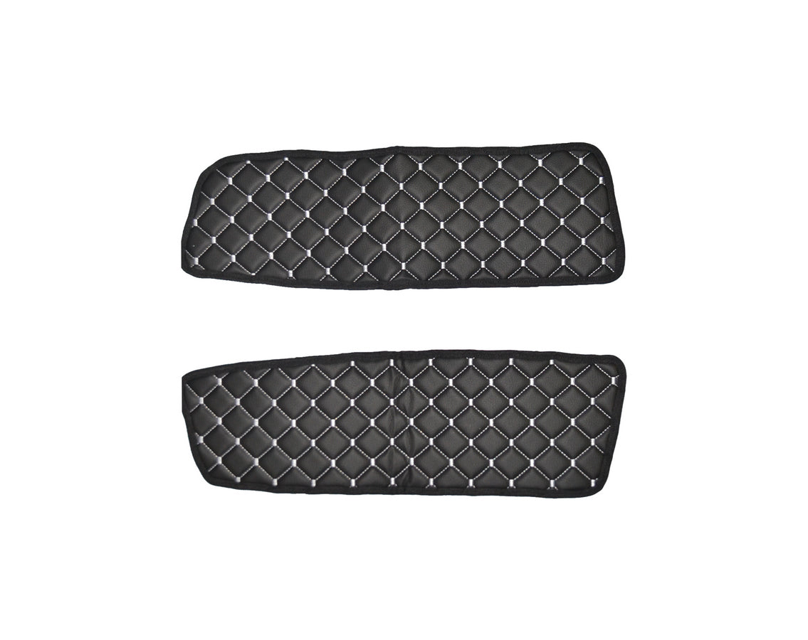 Tapis de porte – jeu 2 pièces en cuir synthétique (éco-cuir), noir avec surpiqûres blanches, adapté pour DAF XF105 et XF106 (2006+)