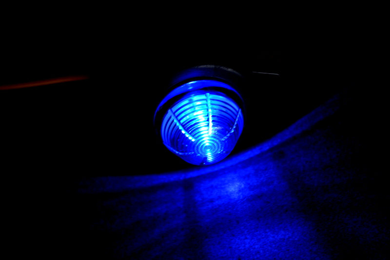 Petit feu de position rond à LED bleu, 12/24 V, base noire, 43 mm