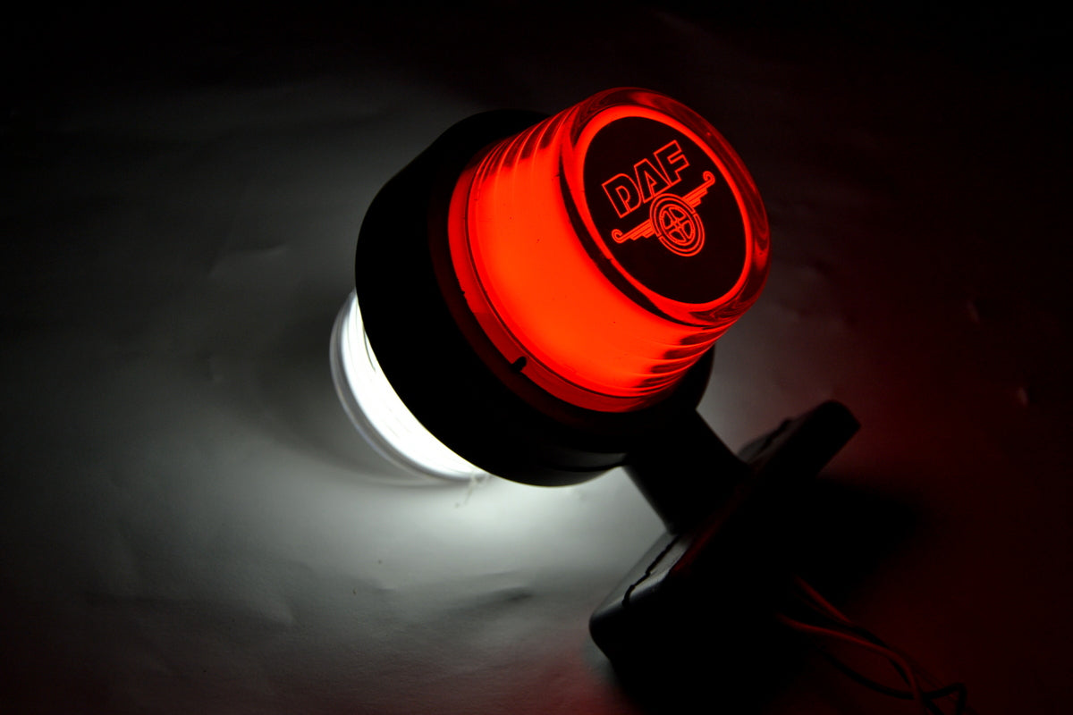 Feu de gabarit latéral néon – rouge/blanc, adapté pour logo DAF, 12/24 V, 110 x 90 mm, base en caoutchouc 720 mm