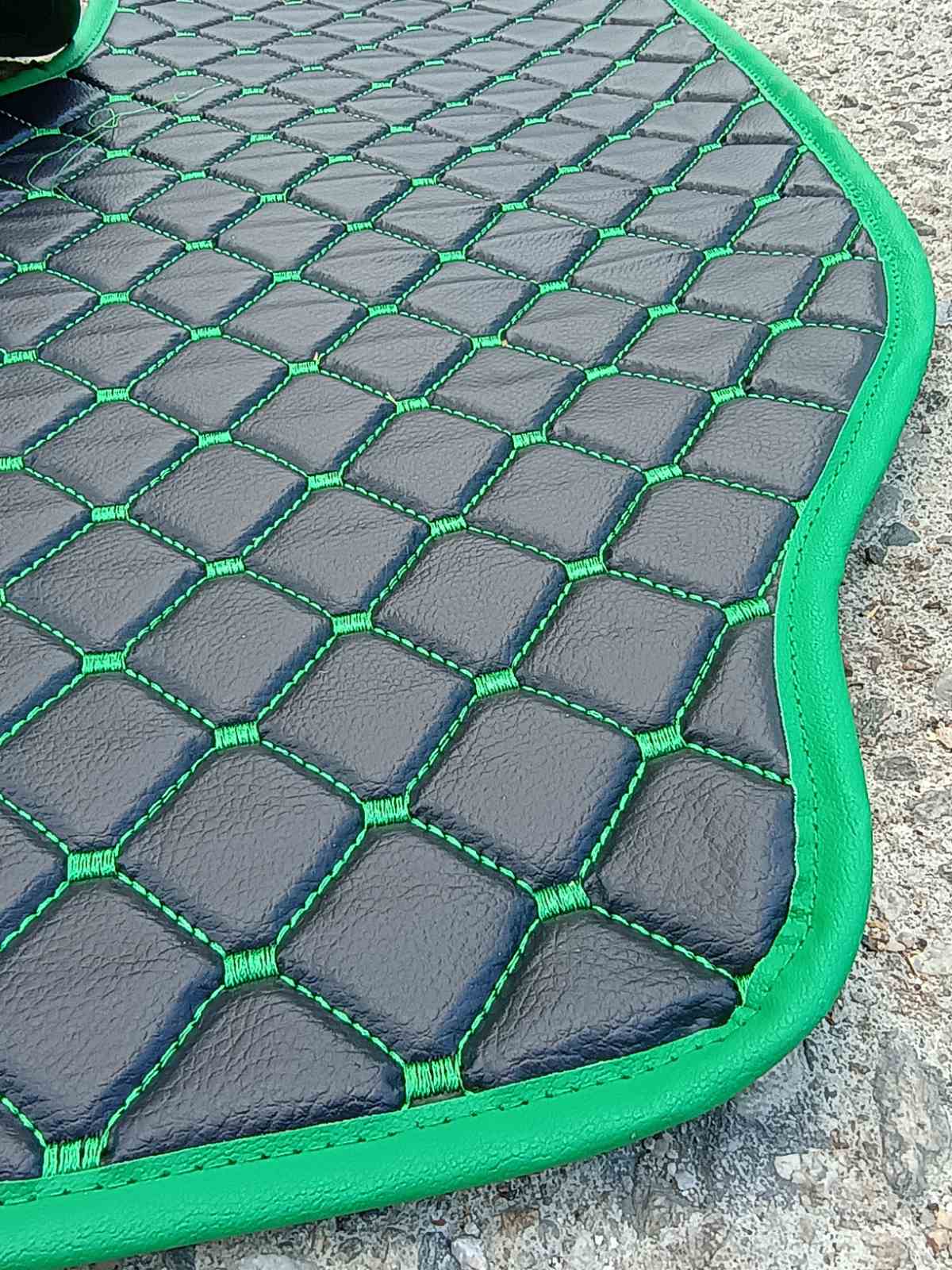 Schwarzer Fußmattensatz aus Kunstleder (Eco-Leder) – grüne Ziernähte, grüner Rand, rutschhemmend, geeignet für Volvo FH 2013+