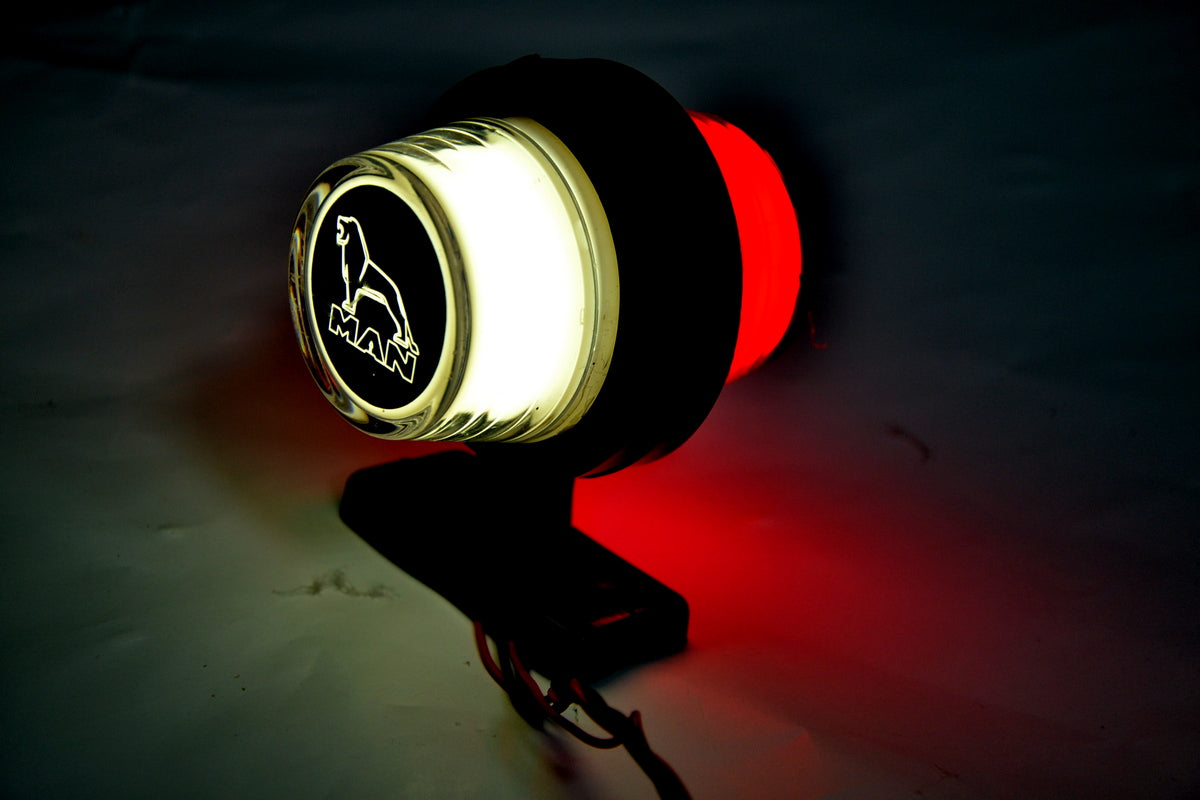 Неонова габаритна лампа – тип къс рог, червено/бяло, подходящ за MAN лого, 12/24V, 110 x 90 mm