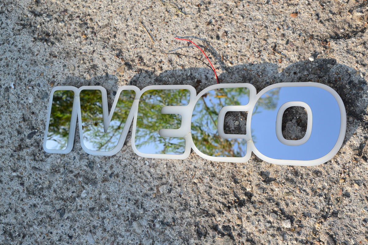 Φωτιζόμενο σήμα μάσκας εμπρός – κατάλληλο για Iveco, λευκό φως, 24 V, 60×13×2 cm