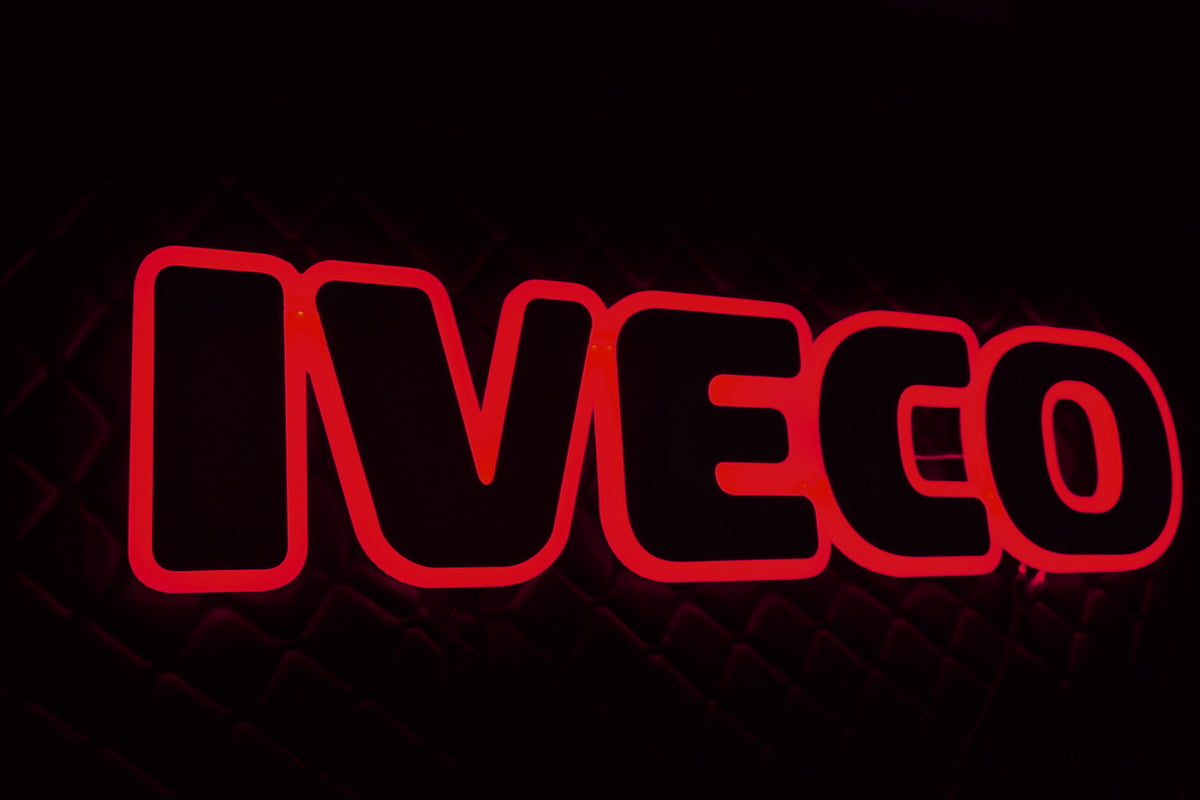 Φωτιζόμενη πινακίδα μάσκας – Κόκκινος φωτισμός, 24V, 60×13×2 cm, κατάλληλο για Iveco