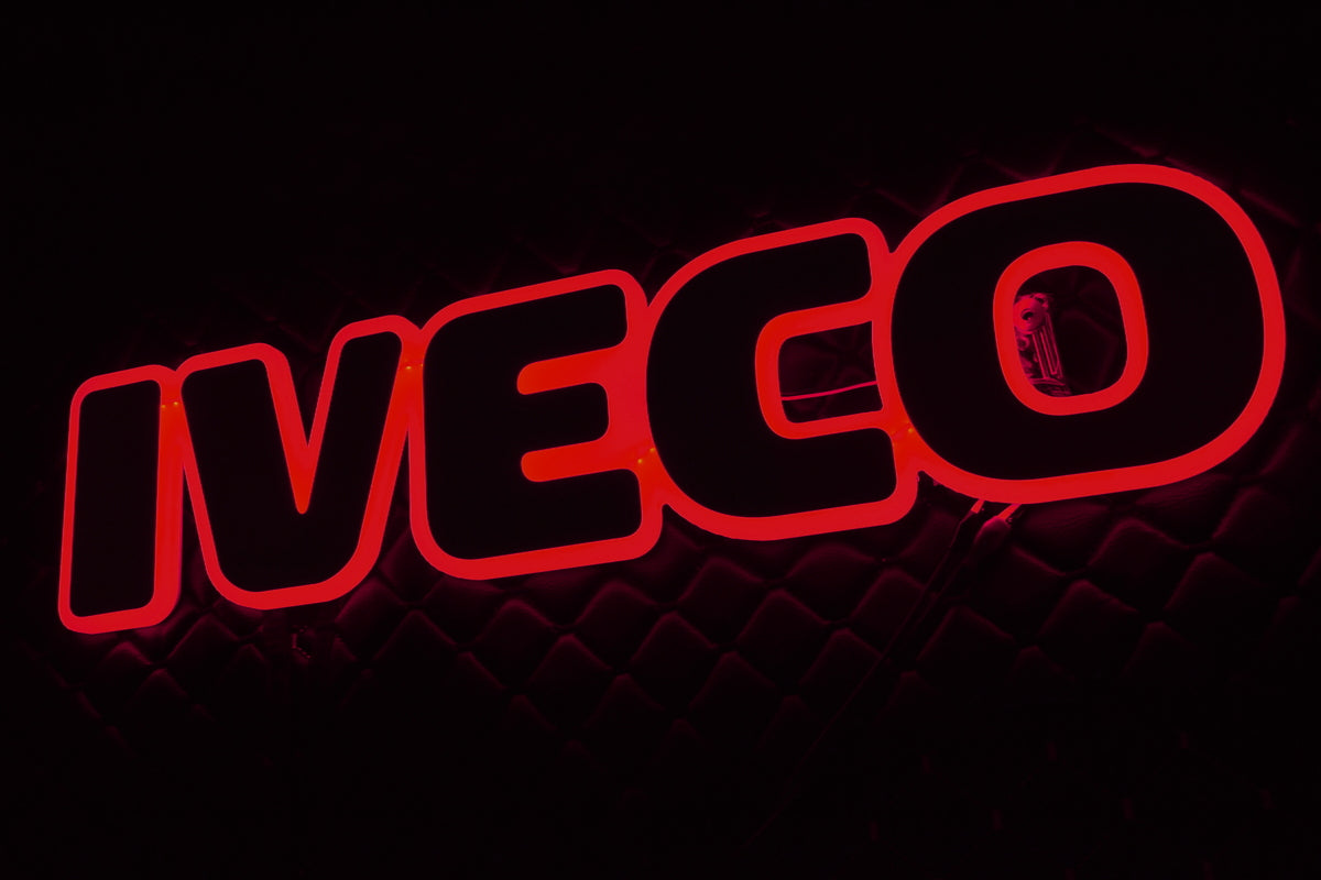 Φωτιζόμενη πινακίδα μάσκας – Κόκκινος φωτισμός, 24V, 60×13×2 cm, κατάλληλο για Iveco