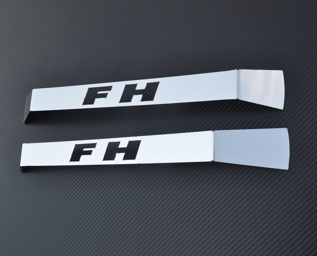 Zierleisten unter Scheibenwischergriff – Edelstahl, FH-Logo, geeignet für Volvo FH4 2013–2020, 450 x 35 mm, Satz mit 2 Stück