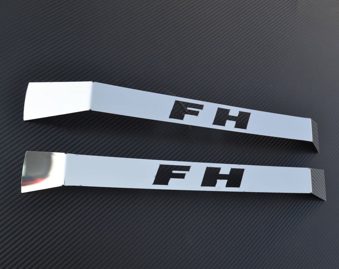Zierleisten unter Scheibenwischergriff – Edelstahl, FH-Logo, geeignet für Volvo FH4 2013–2020, 450 x 35 mm, Satz mit 2 Stück
