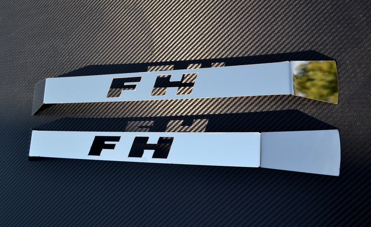 Zierleisten unter Scheibenwischergriff – Edelstahl, FH-Logo, geeignet für Volvo FH4 2013–2020, 450 x 35 mm, Satz mit 2 Stück