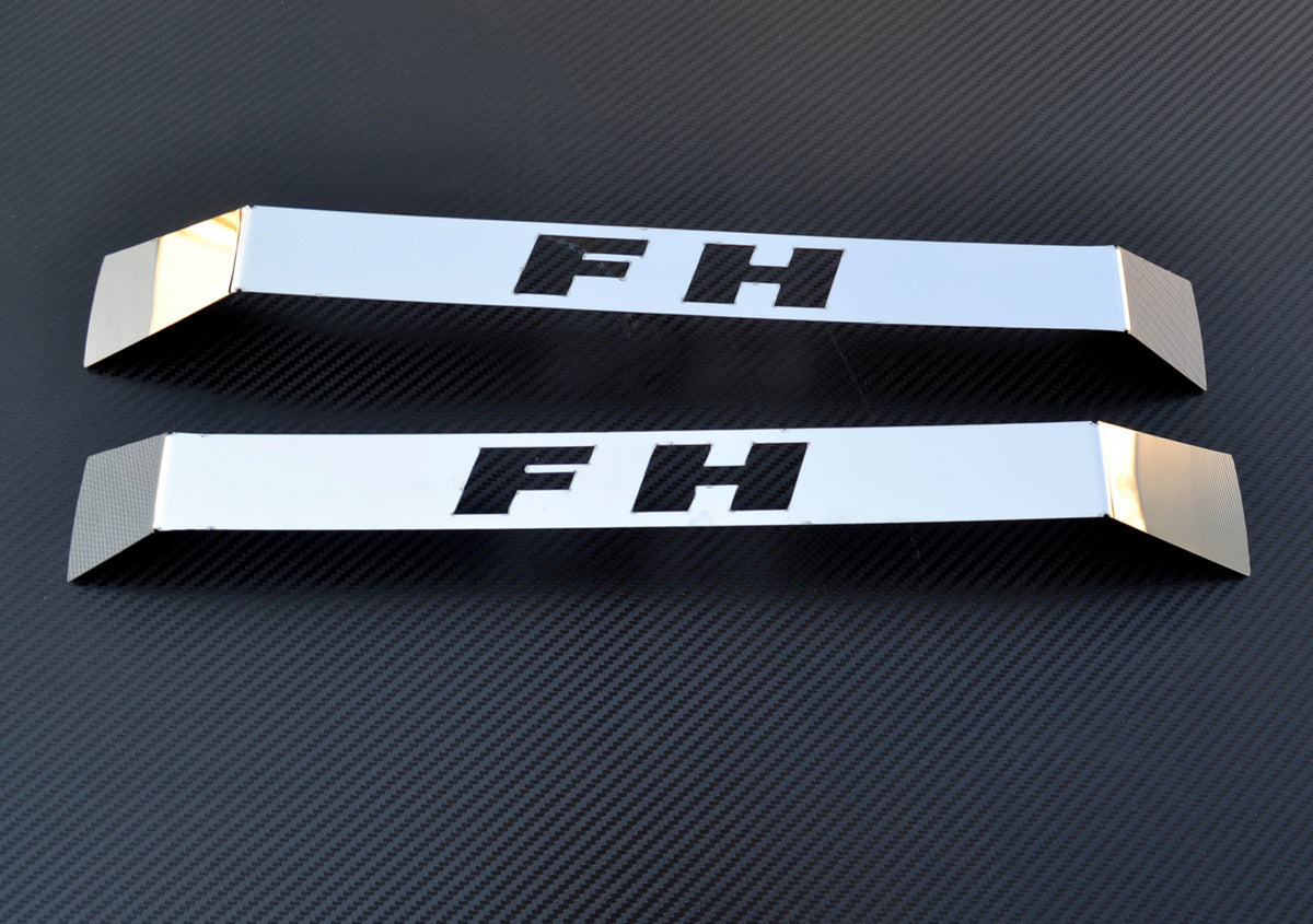 Zierleisten unter Scheibenwischergriff – Edelstahl, FH-Logo, geeignet für Volvo FH4 2013–2020, 450 x 35 mm, Satz mit 2 Stück