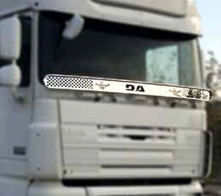 Тръбна предпазна решетка от неръждаема стомана – декоративен елемент за зоната на предните чистачки, подходящ за DAF XF95/XF105