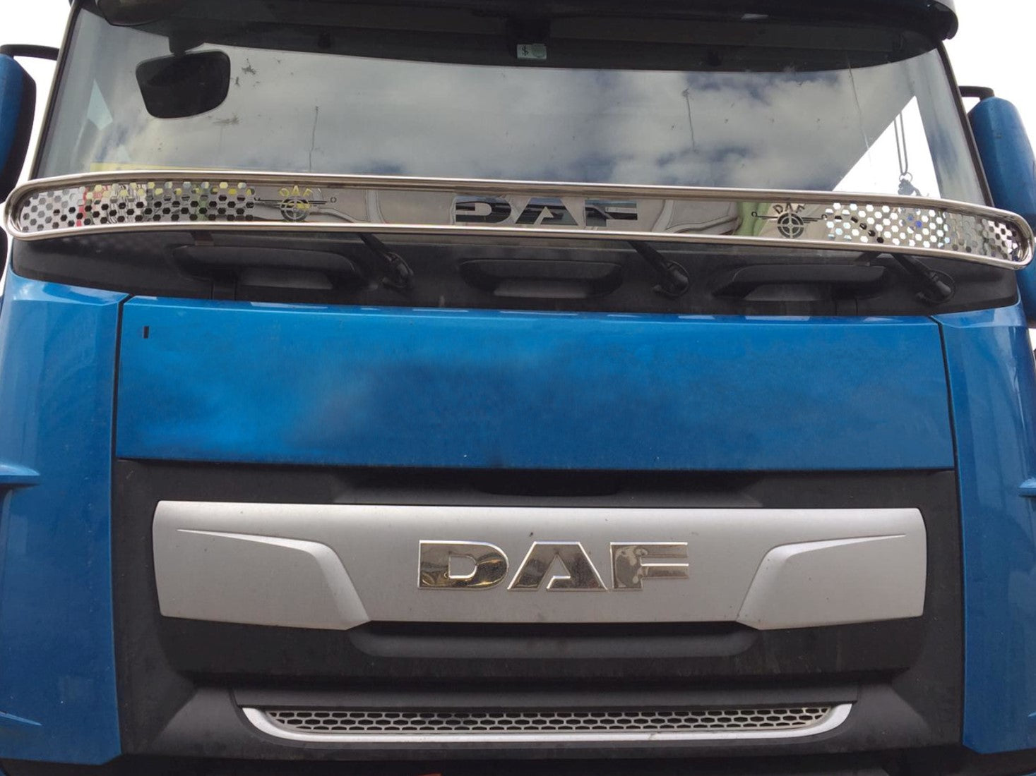 Pare-pierres tubulaire décoratif – Position essuie-glaces avant adapté pour DAF CF, sans éléments de fixation