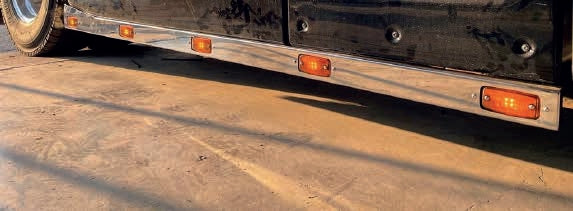 Arches de protection latérales pour déflecteurs – adapté pour Iveco S-Way, gauche et droite, avec kit de fixation