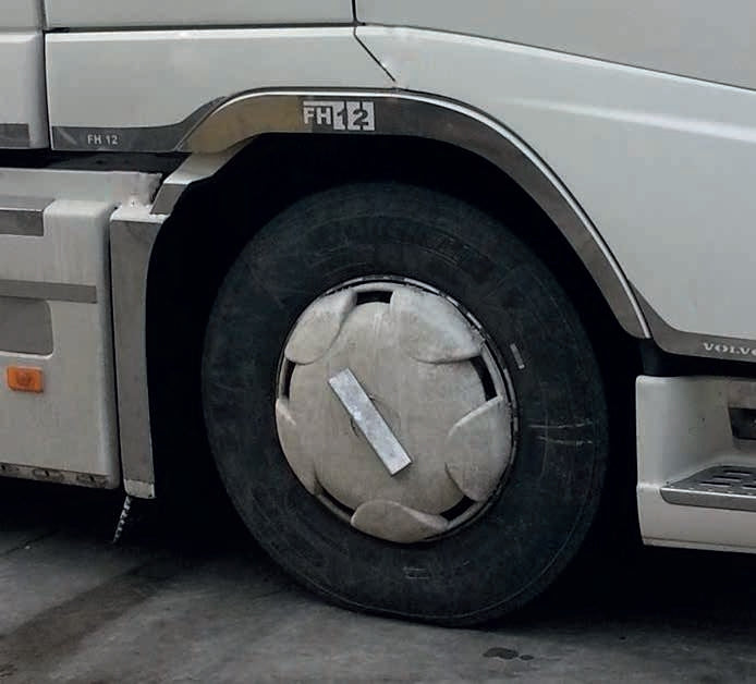 Kotflügel-Zierleistensatz geeignet für Volvo FH2/FH3 – Spiegelpolierte Edelstahlqualität 304, links und rechts