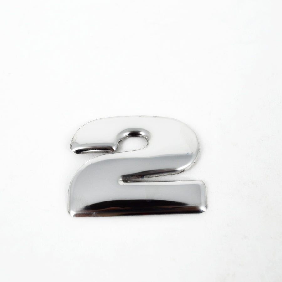 Décoration automobile chiffre métallique 2 – Pièce unitaire