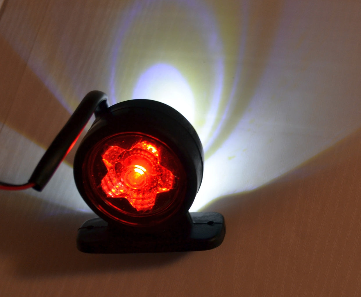 Kurze LED-Rundumkennleuchte, klare Sternlinse, 24V, schwarzes/weißes Gehäuse, 2er-Set