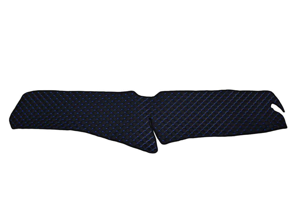 Tapis de tableau de bord – cuir synthétique (éco-cuir), noir avec surpiqûres bleues, adapté pour Scania R 2017+, version sans trou