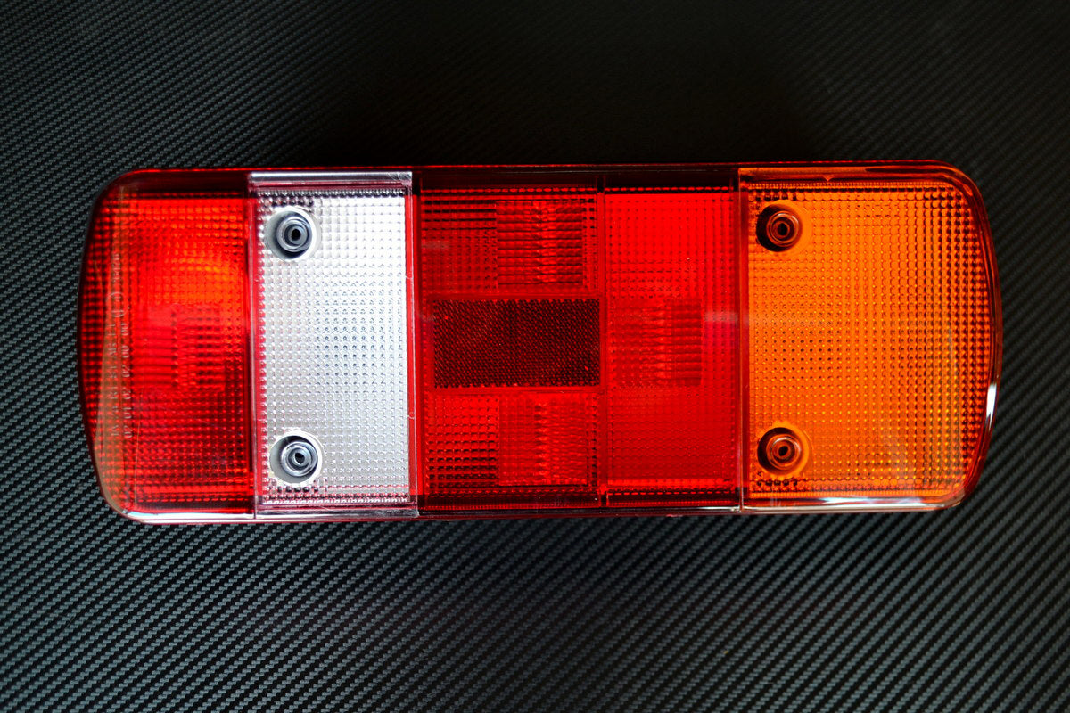 Feu arrière droit adapté pour Mercedes Atego 2004+ – 340 × 130 × 90 mm, 5 fonctions, connecteur