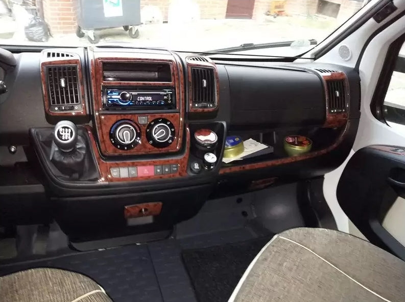 Σετ αυτοκόλλητων επένδυσης ταμπλό σιλικόνης σε όψη ξύλου μαονιού – κατάλληλο για Fiat Ducato, Citroen Jumper, Peugeot Boxer 2006–2014, 22 τεμάχια