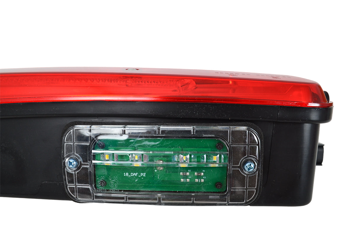 Feu arrière gauche à LED adapté pour DAF XF106 – 24V, 410×165×90 mm, 8 broches, avec éclairage de plaque d’immatriculation