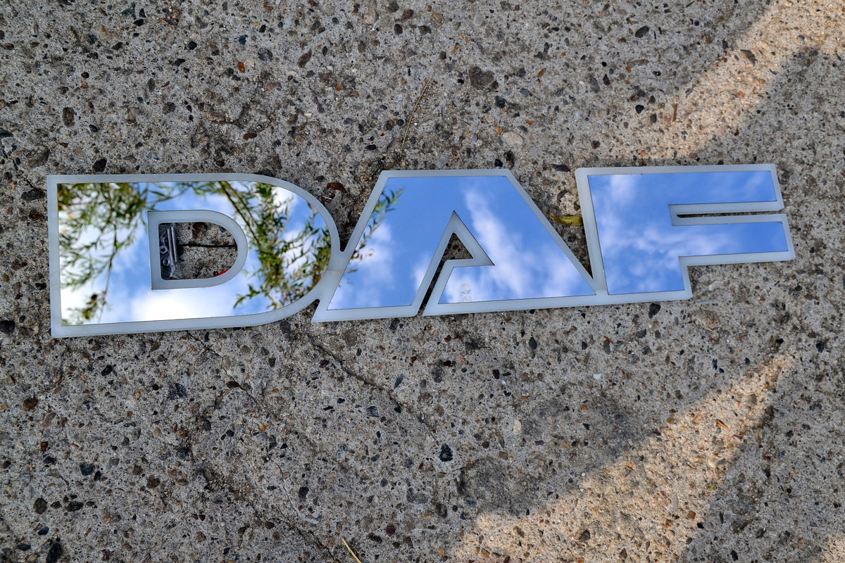 Illuminated Grille Sign Suitable for DAF Trucks – White Light, 24V, 68×13×2 cm