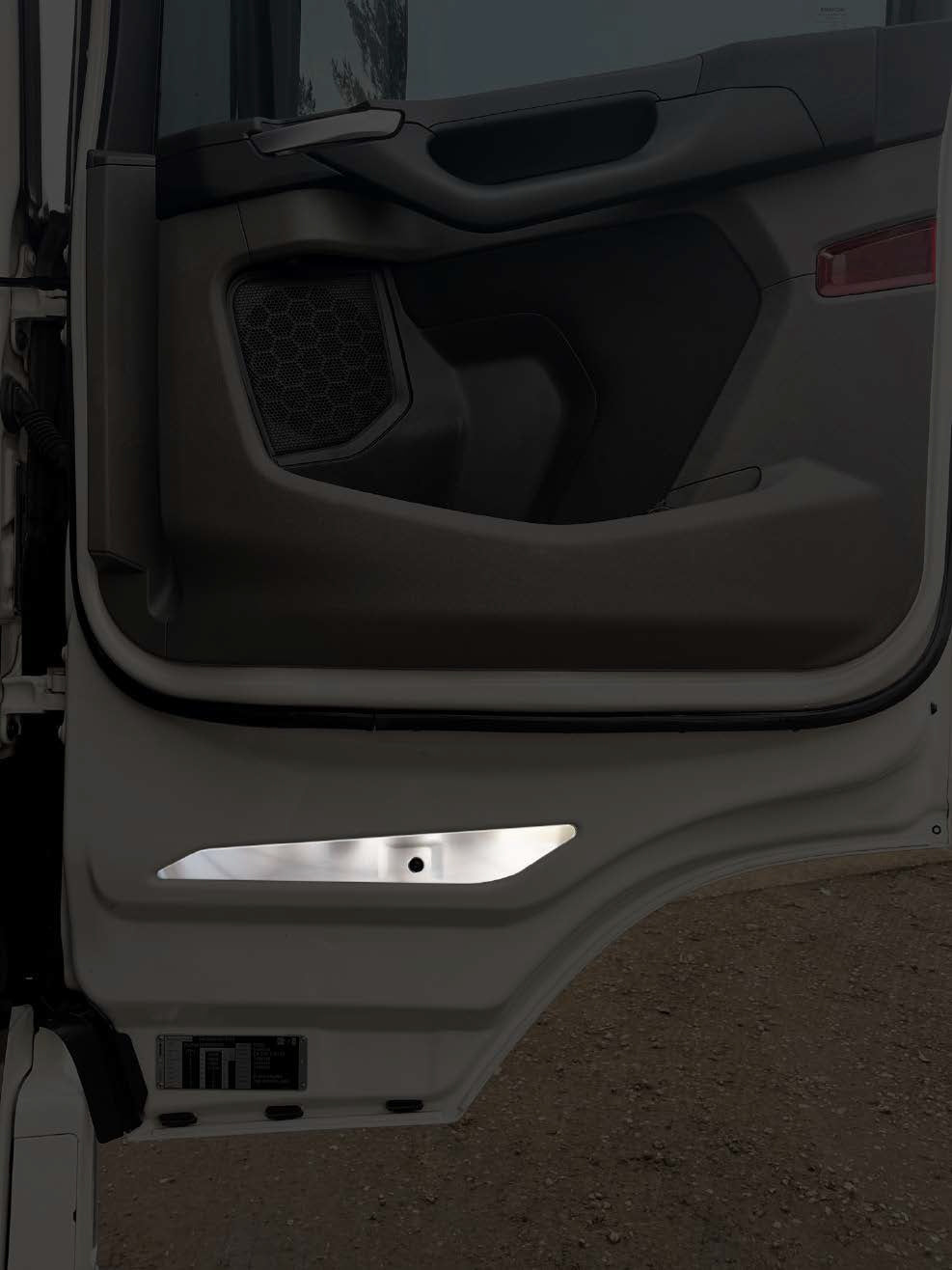 Комплект вътрешни долни лайсни за врати – подходящ за Scania S/R 2017+, неръждаема стомана, лявa и дясна