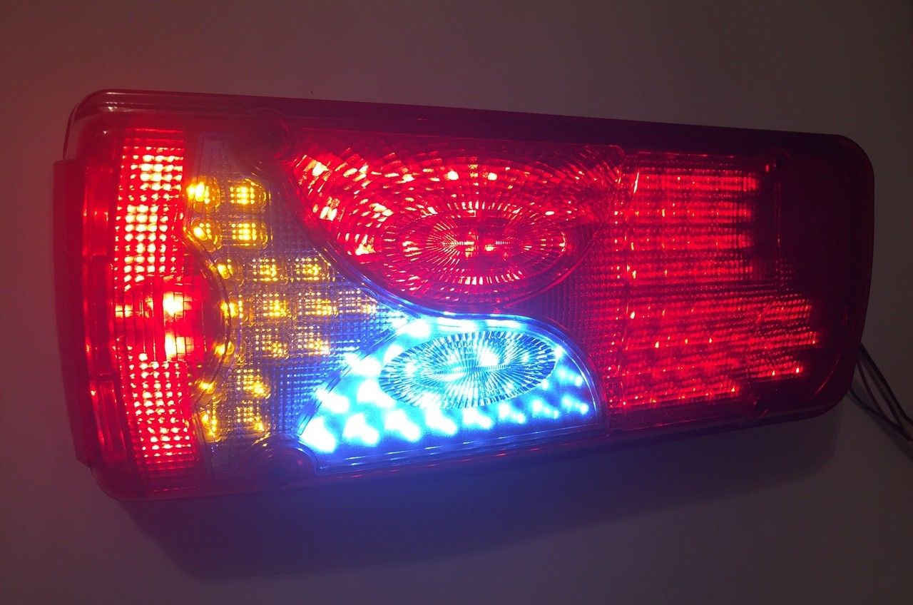 Feu arrière combiné gauche à LED – 12 V, 400×160×85 mm, entraxe de fixation 150 mm, adapté pour MAN