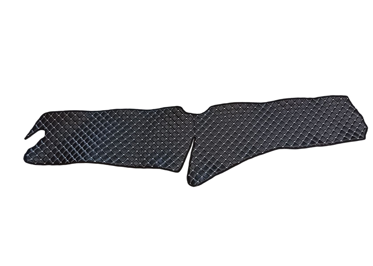 Tapis de tableau de bord – Volant à droite, cuir synthétique (éco-cuir), noir avec surpiqûres blanches, adapté pour Scania R 2017+, version sans trou
