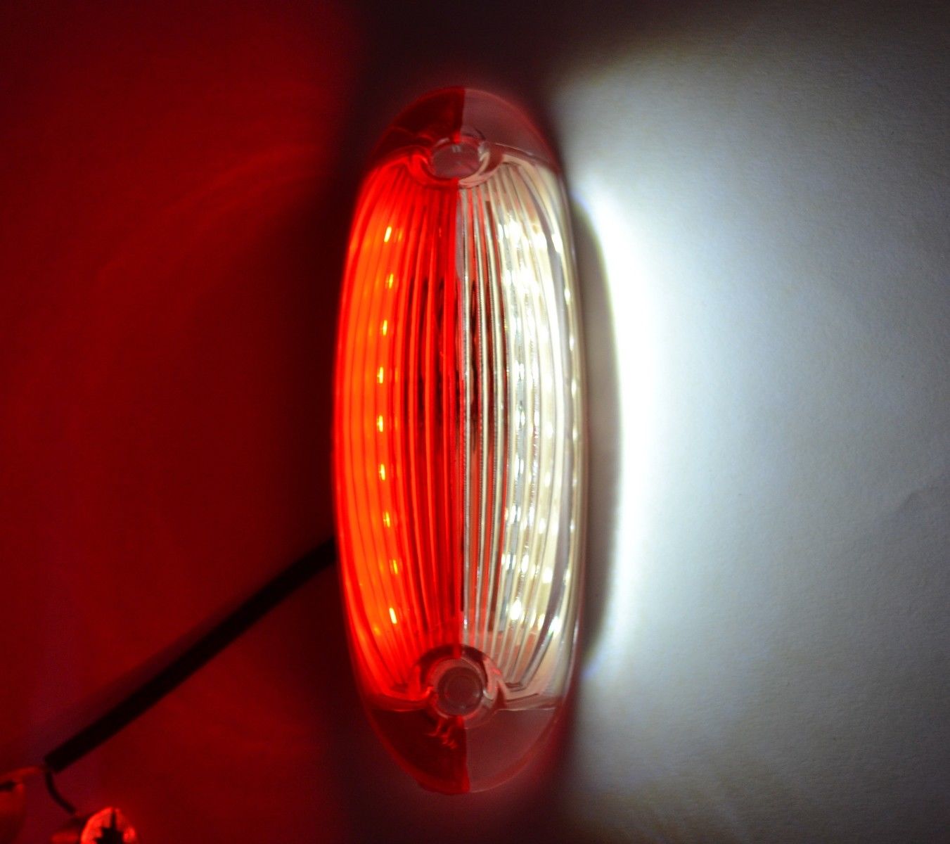 Вертикален LED габарит, червен/бял, 12/24 V