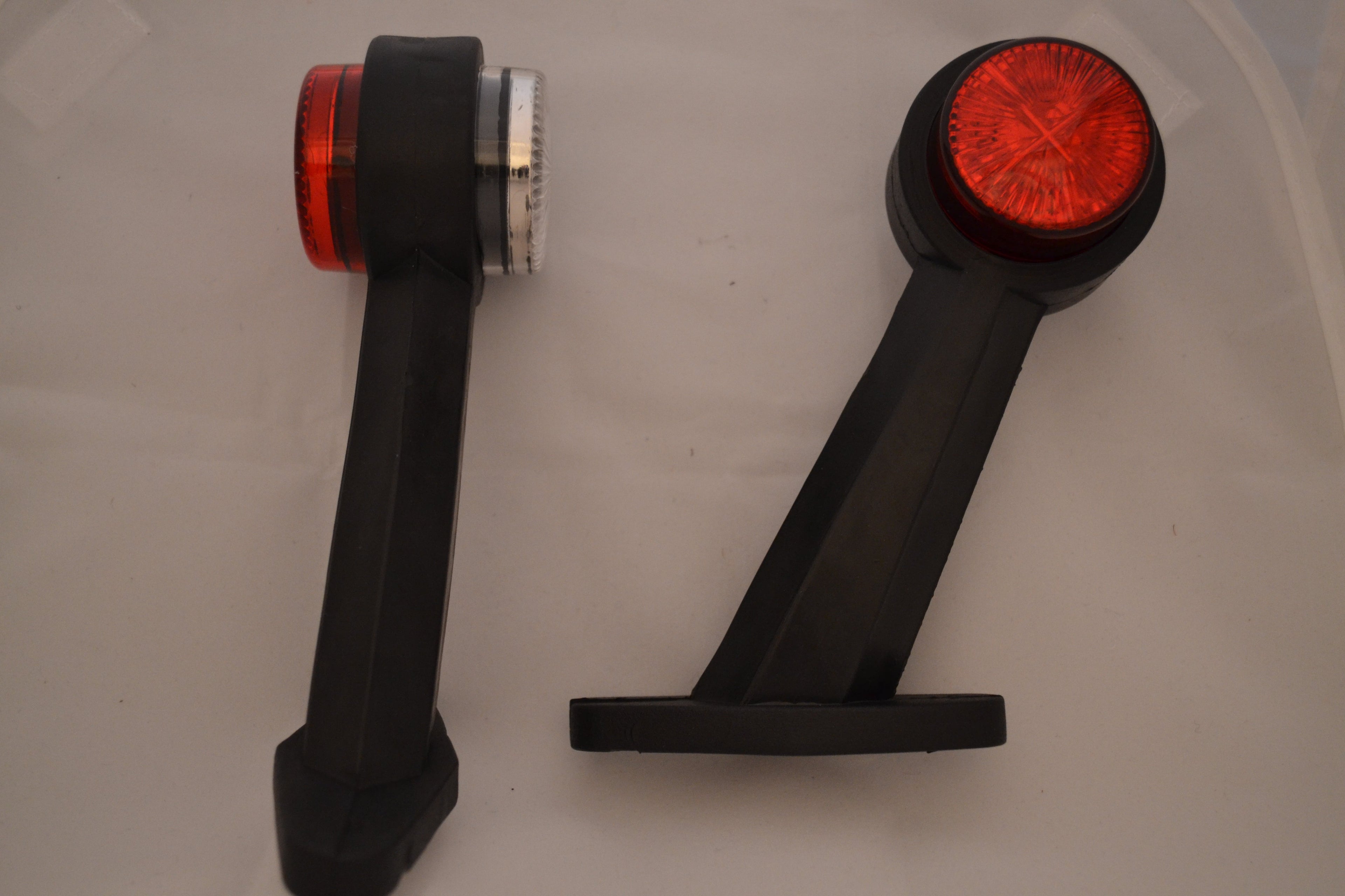 Abgewinkelte LED-Positionsleuchte – 4 Dioden, rot und weiß