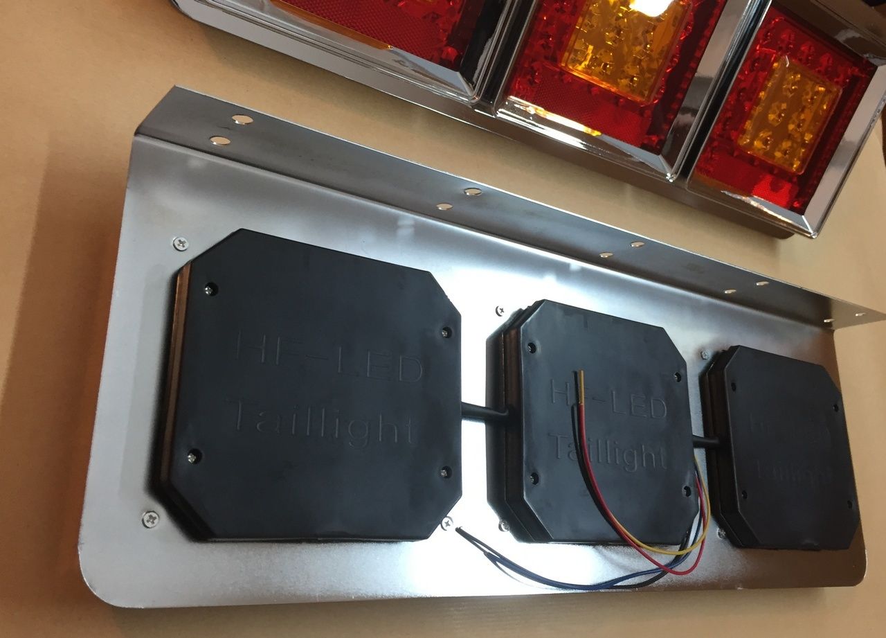 Jeu de feux arrière LED chromés – 3 lampes carrées type hamburger