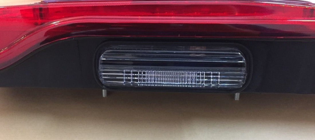 Feu arrière combiné gauche adapté pour Volvo – Avec éclairage de plaque, LED + ampoules, 510 x 120 x 150 mm