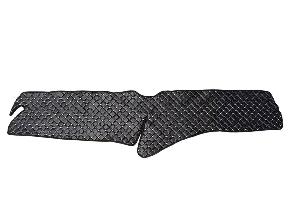 Tapis de tableau de bord en cuir – Cuir synthétique (éco-cuir), adapté pour Scania R 2017+, noir avec surpiqûres blanches, modèle sans trappe