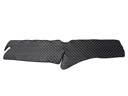 Tapis de tableau de bord en cuir – Cuir synthétique (éco-cuir), adapté pour Scania R 2017+, noir avec surpiqûres blanches, modèle sans trappe