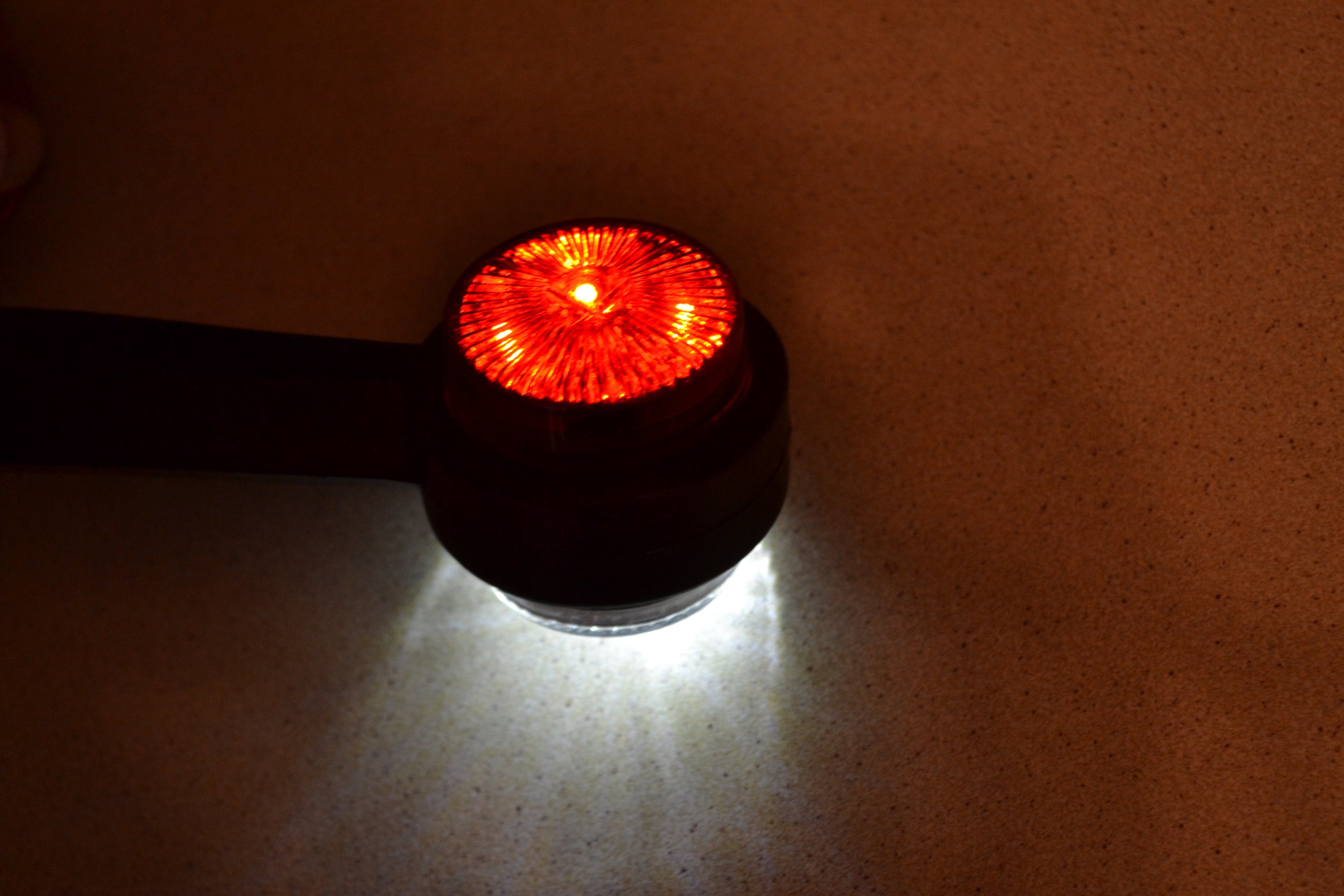 Abgewinkelte LED-Positionsleuchte – 4 Dioden, rot und weiß