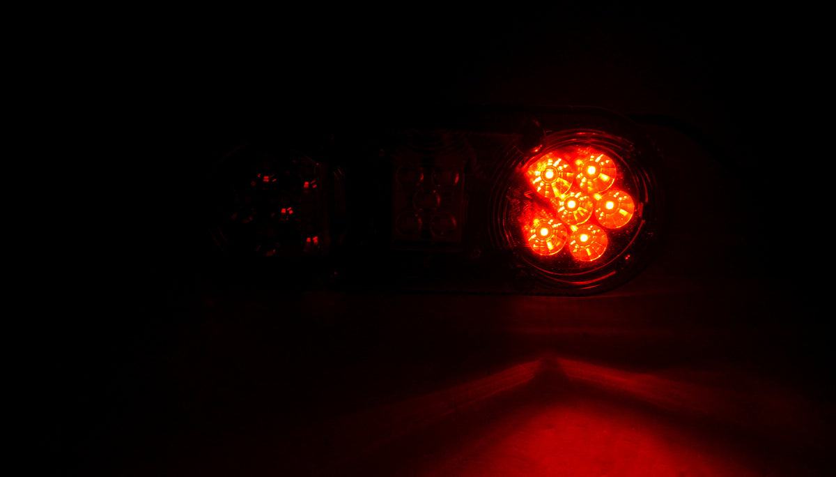 Feu arrière gauche LED ovale, 3 fonctions, 12/24 V, 205×80×53 mm