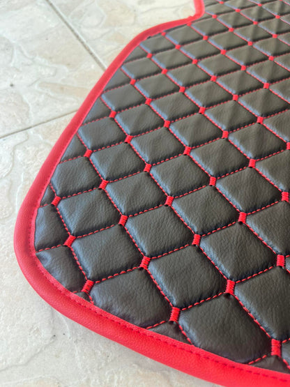 Черни подови стелки от изкуствена кожа (еко кожа) – подходящ за тунела на Renault Gama T, червен шев, гладка и ромбоидна шарка