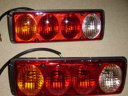 Овален заден стоп за камион – 4 функции, 310 × 105 × 75 mm, междуболтово разстояние 150 mm