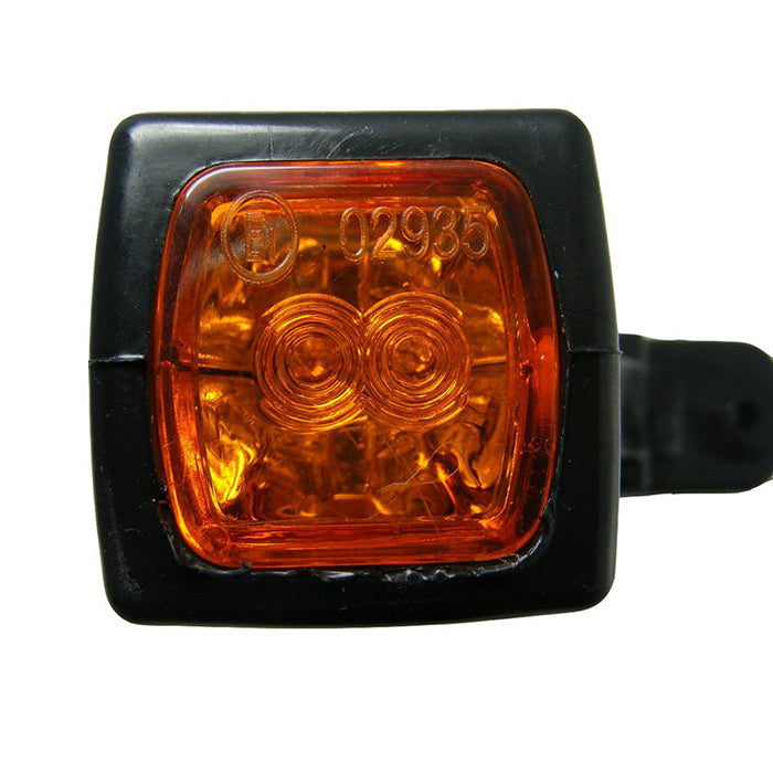 Rechteckige LED-Markierungsleuchte mit drei Funktionen, 12/24 V, 125 × 110 × 40 mm, 80 mm Befestigungsabstand