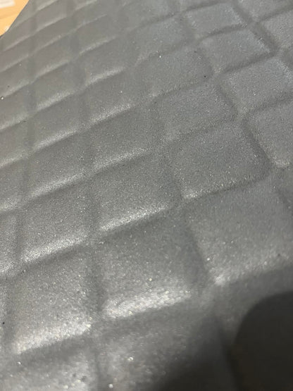 Tapis de sol en cuir synthétique (éco-cuir) noir – adapté pour DAF 106, surpiqûres rouges, antidérapant, 2014+