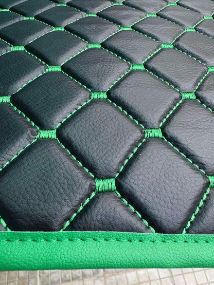 Schwarzer Fußmattensatz aus Kunstleder (Eco-Leder) – grüne Ziernähte, grüner Rand, rutschhemmend, geeignet für Volvo FH 2013+